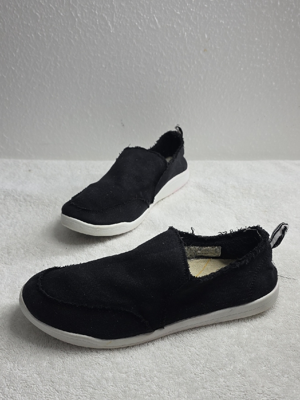 Vionic Beach Casual Slip-On Canvas Sneakers in Black Ladies Size 8.5 Distressed - Picture 8 of 16